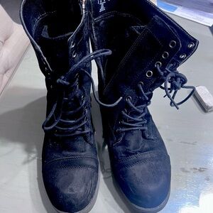 Cool Versatile women’s black boots